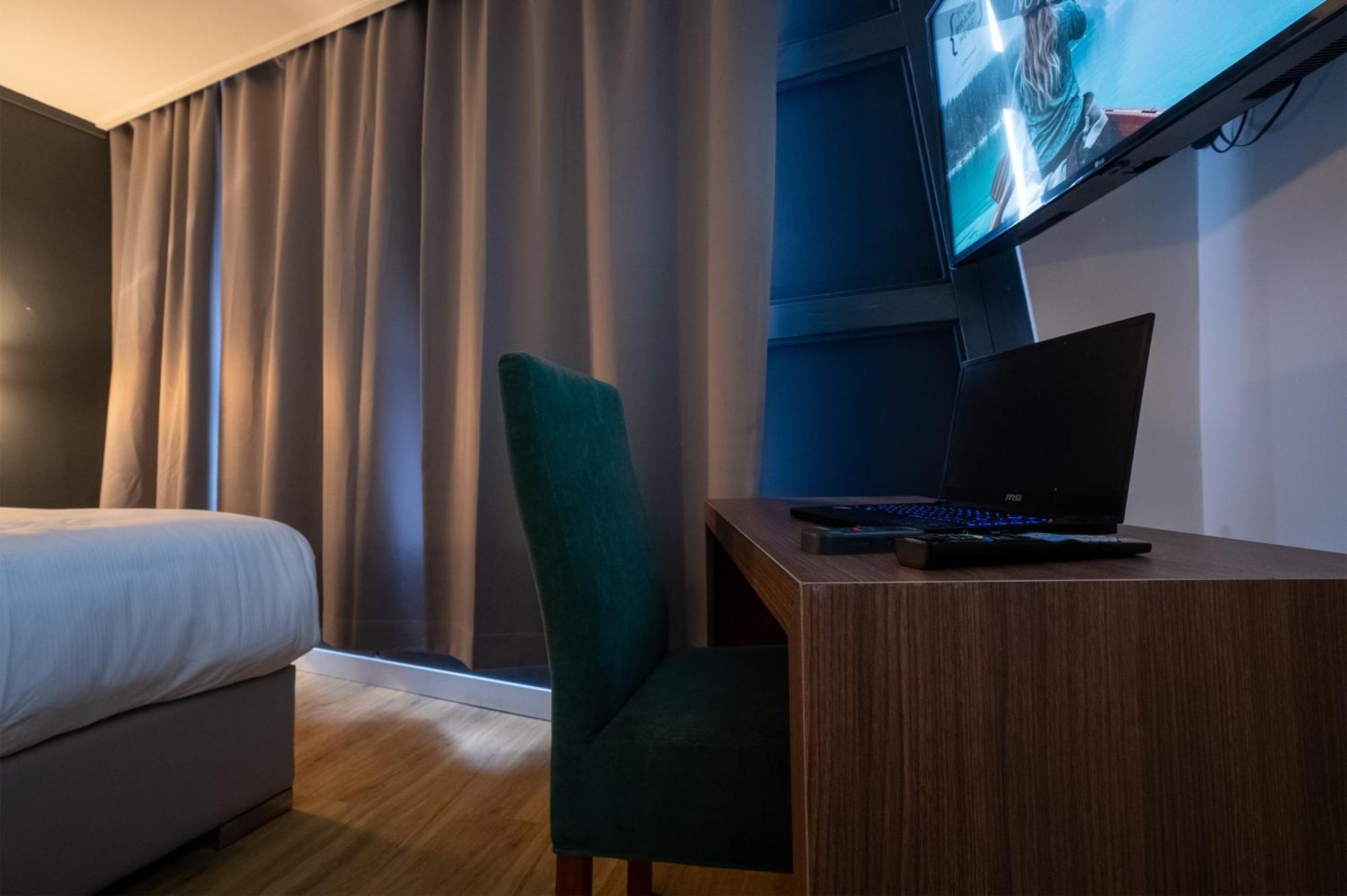 Ma Airport Hotel Hoofddorp Exteriör bild